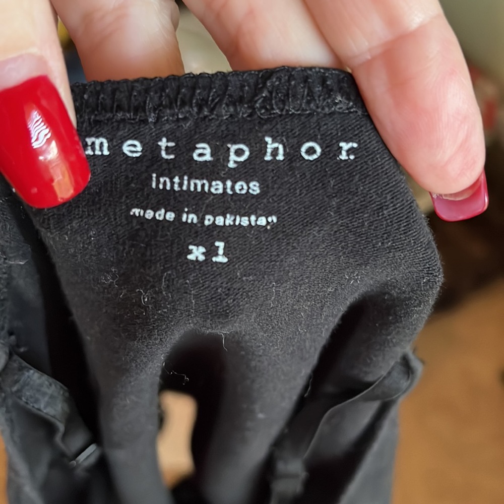 Metaphor size 1x black tank with Lacey detail and adjustable straps - Picture 6 of 6